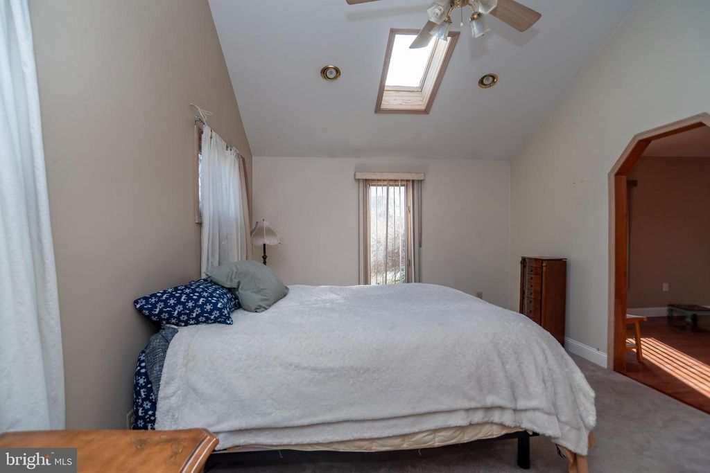 Image 23 of property listing at 55 HOLLOW RD, Levittown, PA 19056