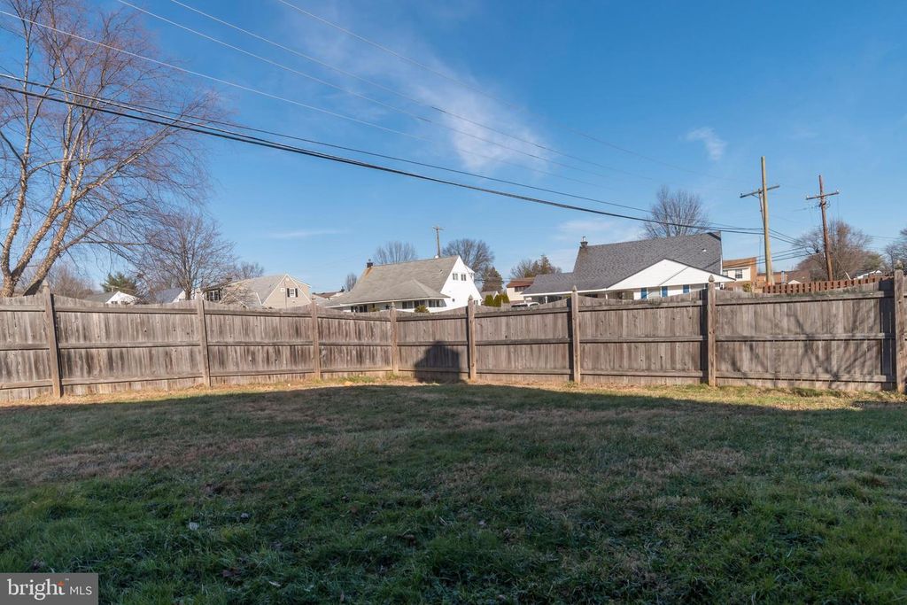 Image 26 of property listing at 55 HOLLOW RD, Levittown, PA 19056