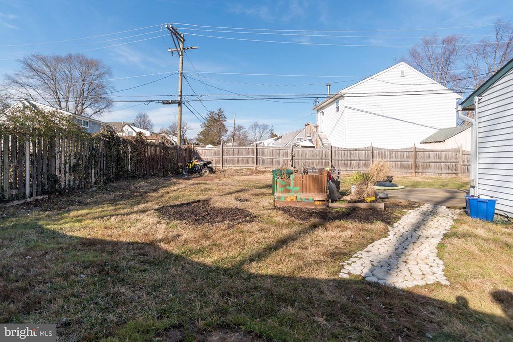 Image 30 of property listing at 55 HOLLOW RD, Levittown, PA 19056