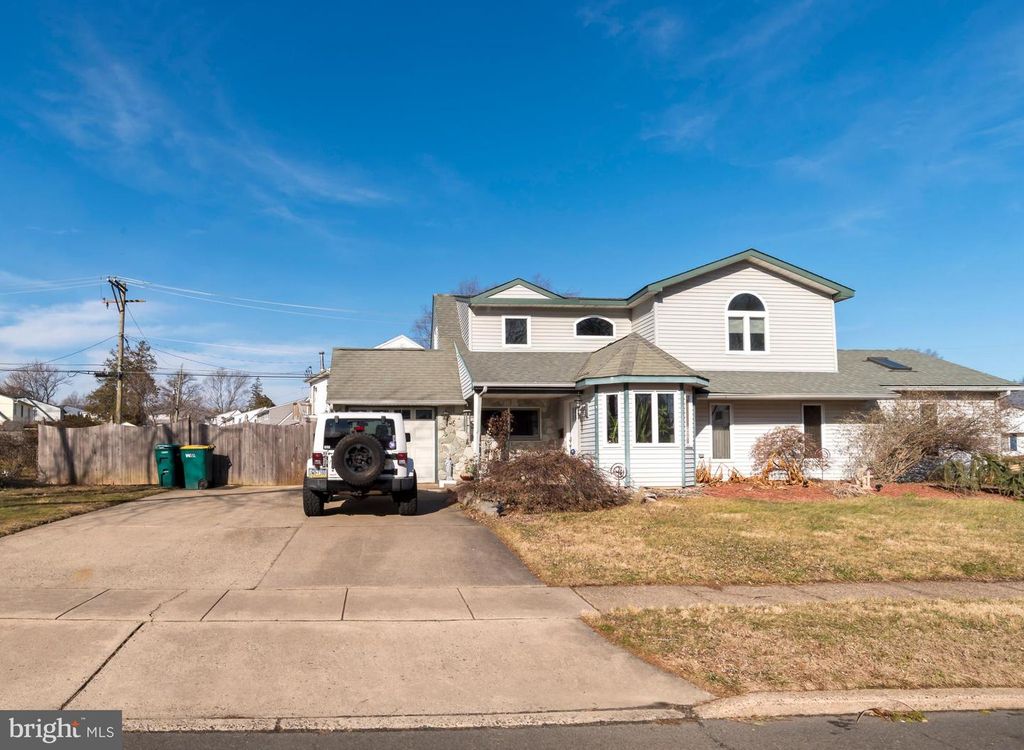 Image 31 of property listing at 55 HOLLOW RD, Levittown, PA 19056