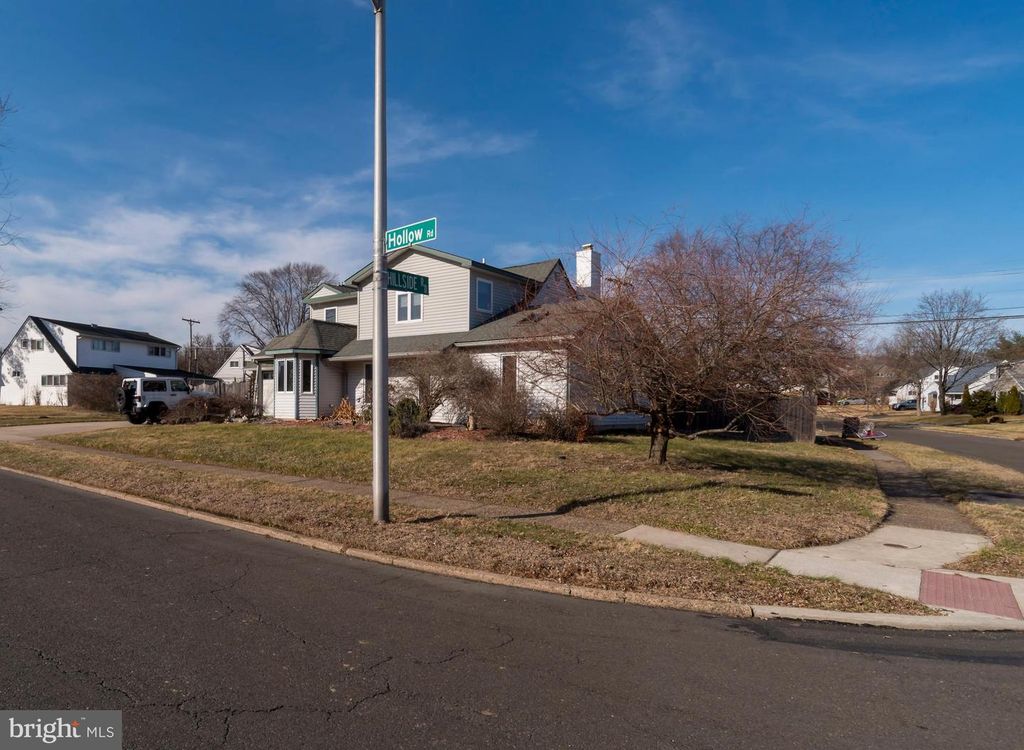 Image 32 of property listing at 55 HOLLOW RD, Levittown, PA 19056