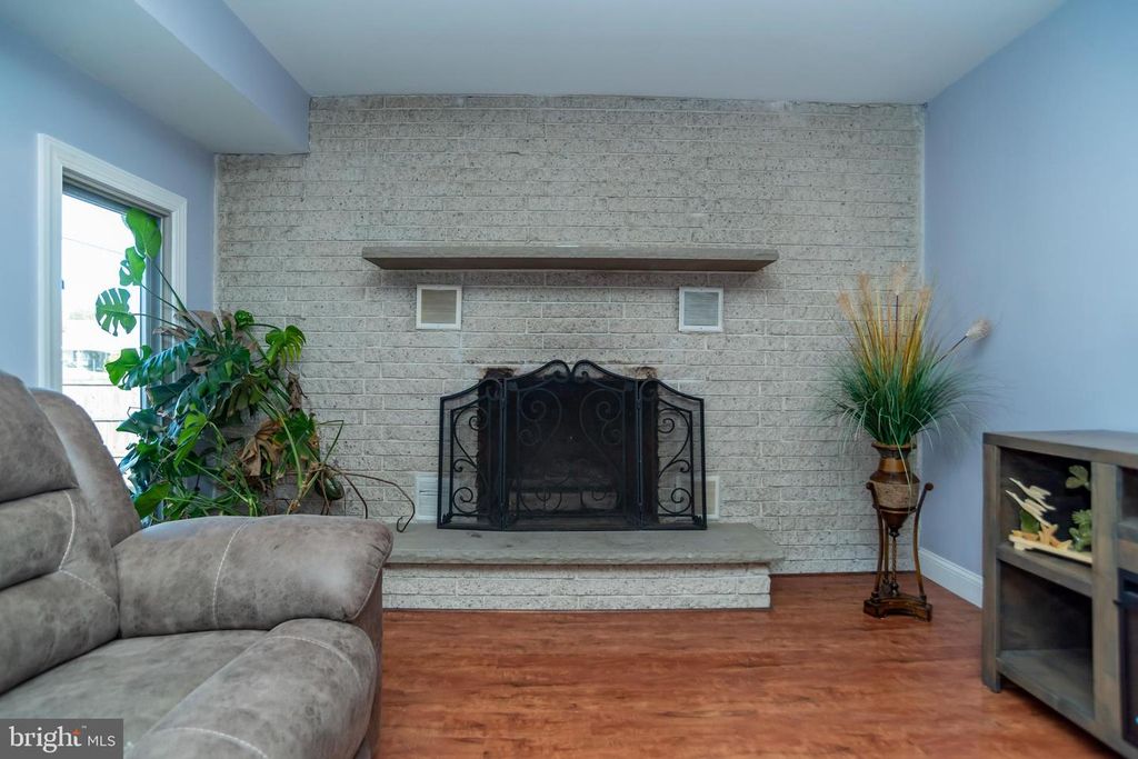 Image 4 of property listing at 55 HOLLOW RD, Levittown, PA 19056