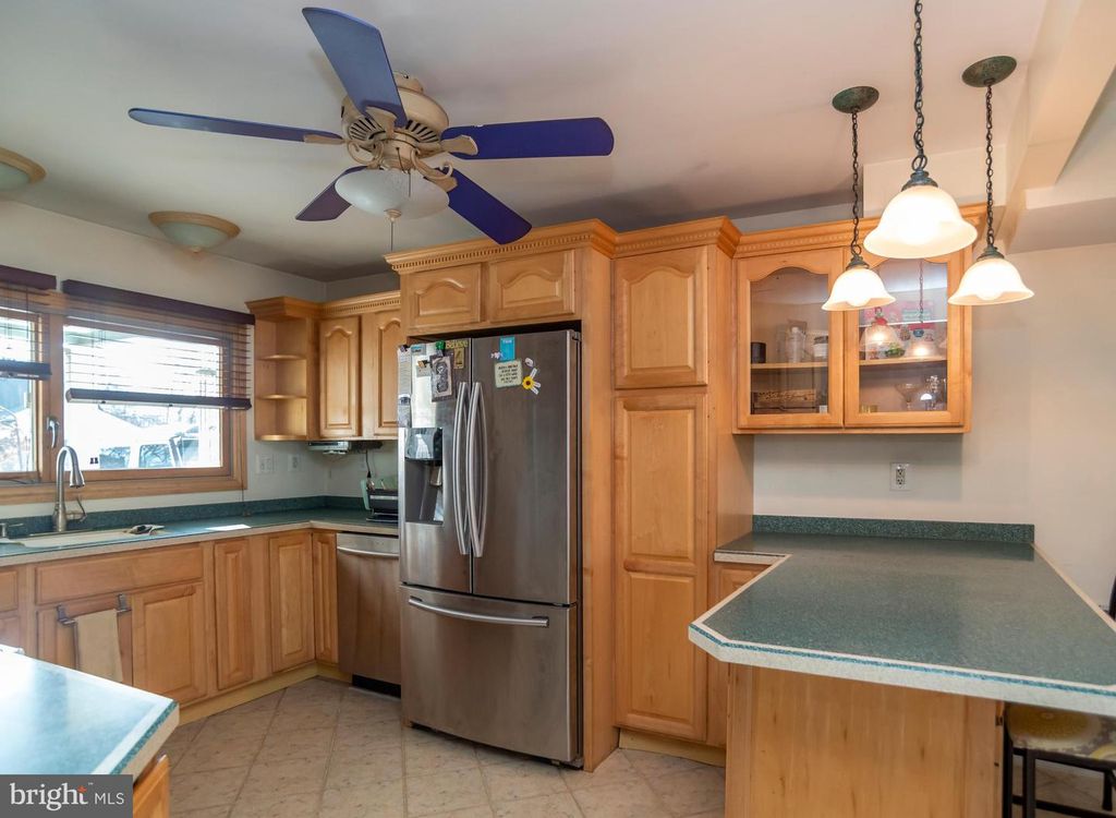 Image 6 of property listing at 55 HOLLOW RD, Levittown, PA 19056