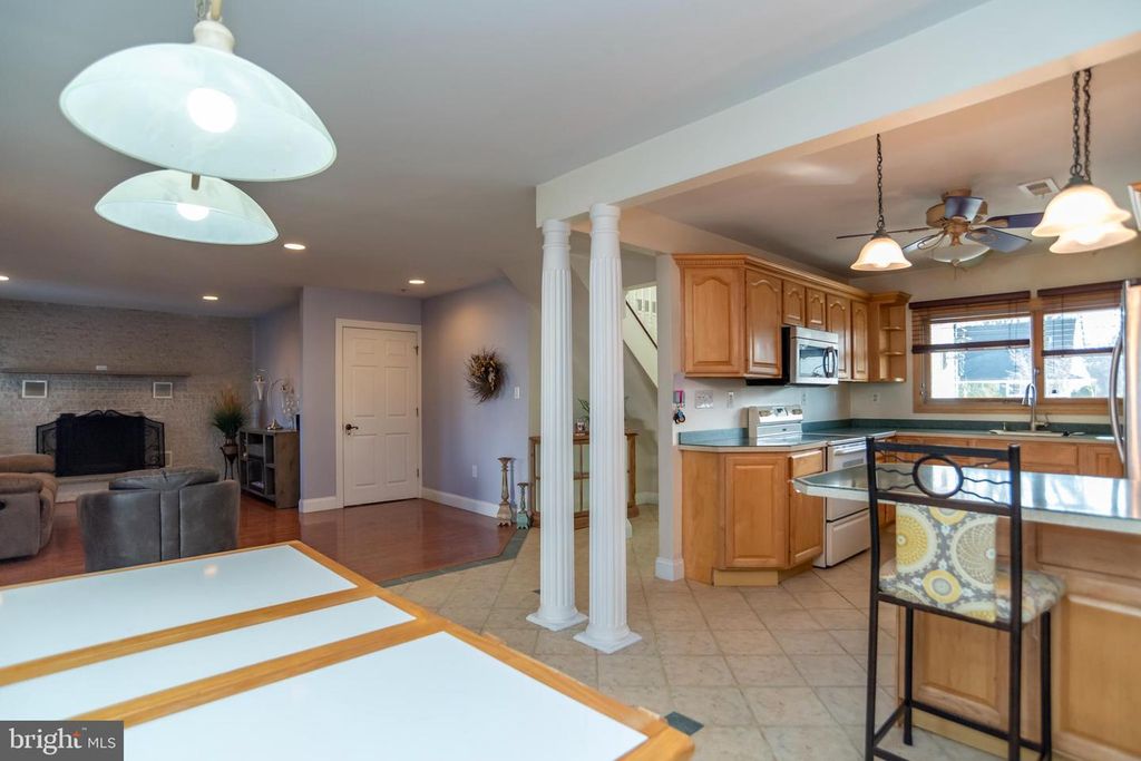 Image 7 of property listing at 55 HOLLOW RD, Levittown, PA 19056