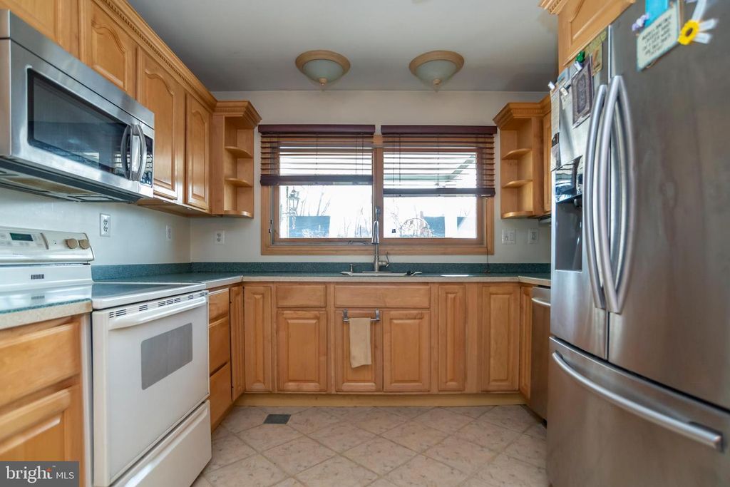 Image 8 of property listing at 55 HOLLOW RD, Levittown, PA 19056