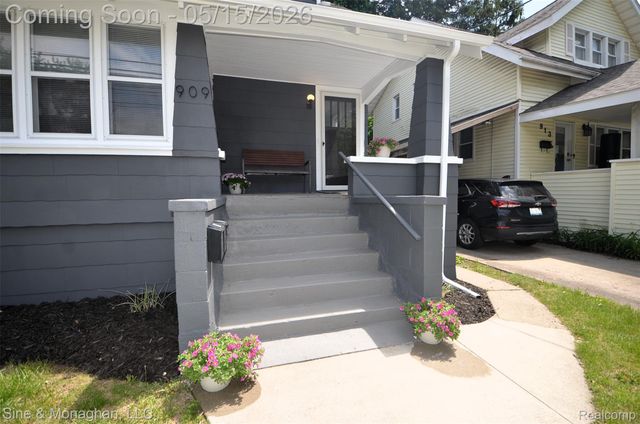 909 Knowles Street, Royal Oak, MI 48067