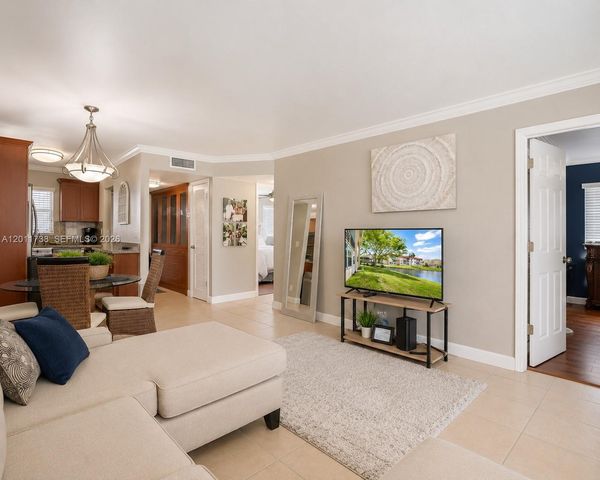 2900 W Sunrise Lakes Dr 101, Sunrise, FL 33322