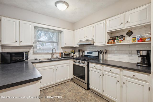 7895 W Herbison Road, Grand Ledge, MI 48837