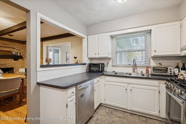 7895 W Herbison Road, Grand Ledge, MI 48837