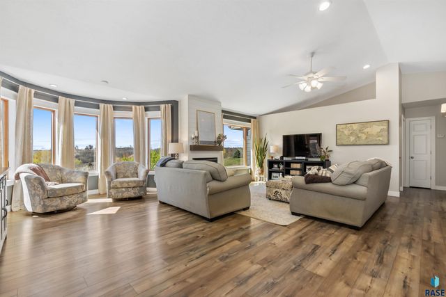 8409 Sunset Cir, Brandon, SD 57005