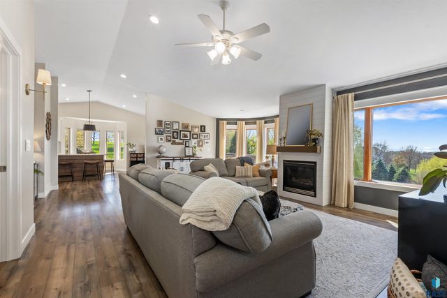 8409 Sunset Cir, Brandon, SD 57005