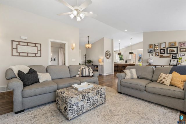 8409 Sunset Cir, Brandon, SD 57005