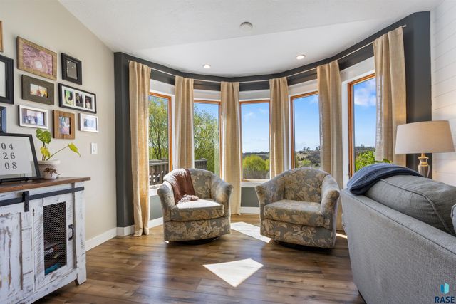 8409 Sunset Cir, Brandon, SD 57005
