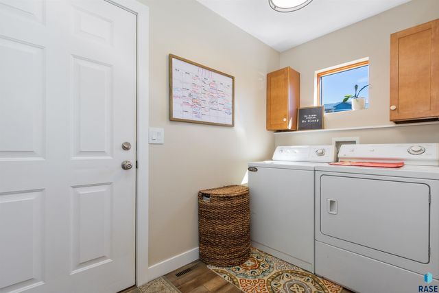 8409 Sunset Cir, Brandon, SD 57005