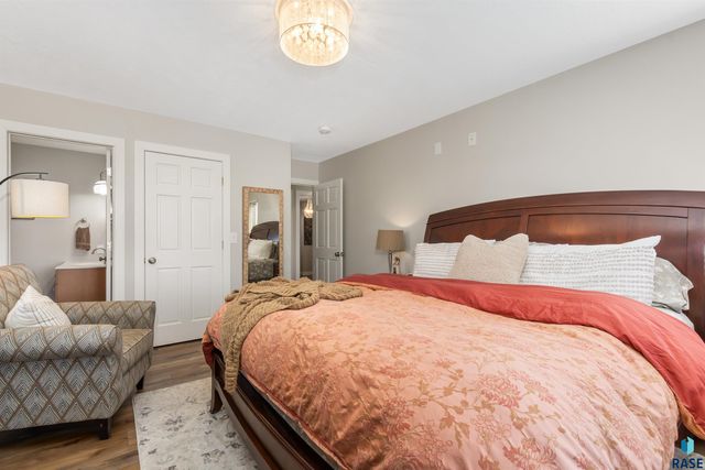 8409 Sunset Cir, Brandon, SD 57005