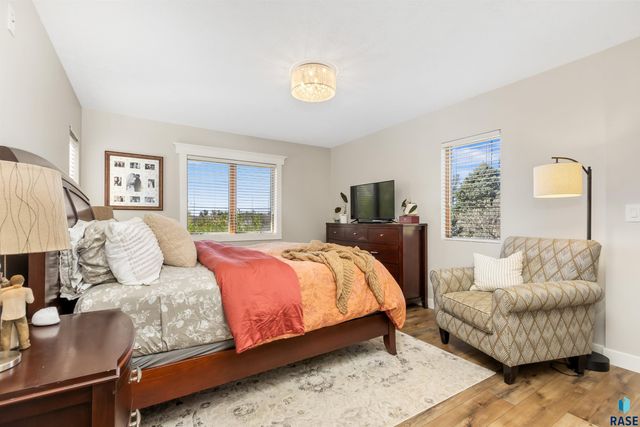8409 Sunset Cir, Brandon, SD 57005