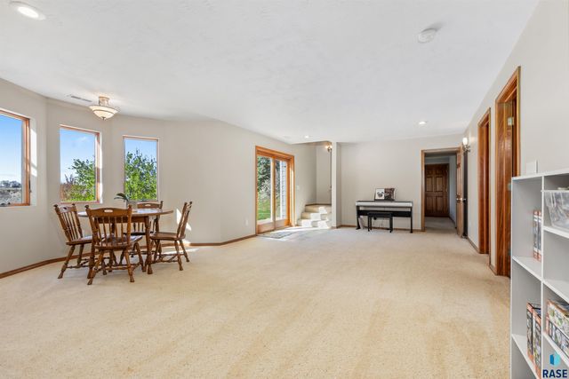 8409 Sunset Cir, Brandon, SD 57005