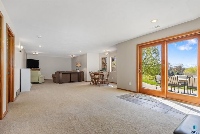 8409 Sunset Cir, Brandon, SD 57005