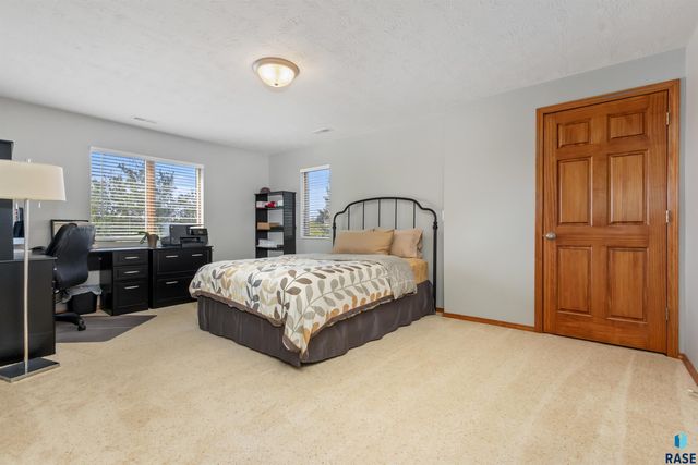 8409 Sunset Cir, Brandon, SD 57005