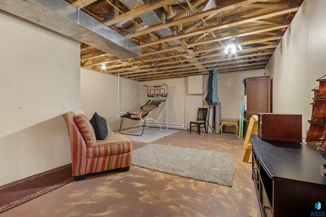 8409 Sunset Cir, Brandon, SD 57005