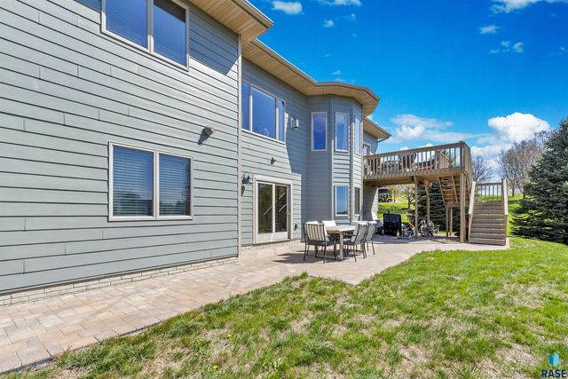 8409 Sunset Cir, Brandon, SD 57005
