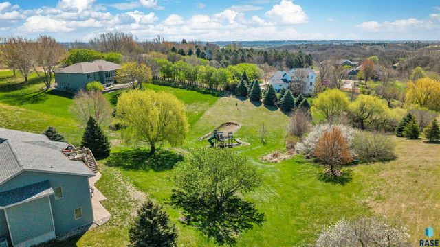 8409 Sunset Cir, Brandon, SD 57005