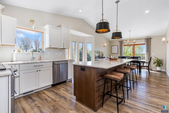 8409 Sunset Cir, Brandon, SD 57005