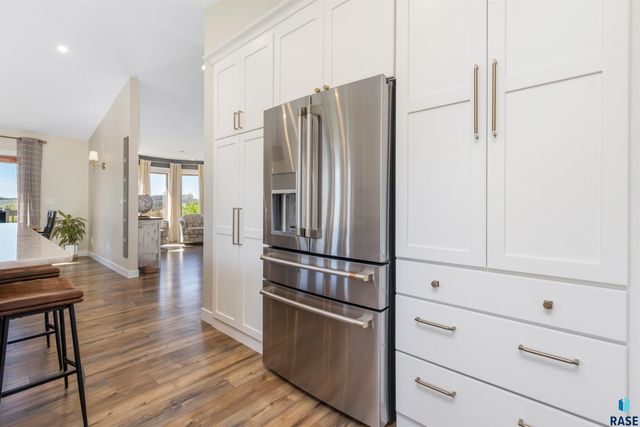 8409 Sunset Cir, Brandon, SD 57005