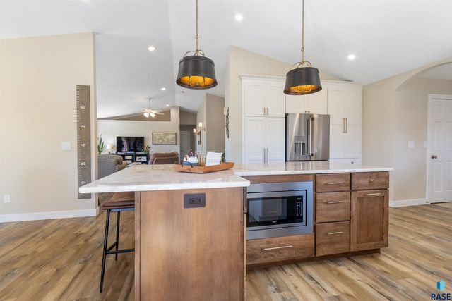 8409 Sunset Cir, Brandon, SD 57005
