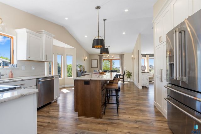 8409 Sunset Cir, Brandon, SD 57005
