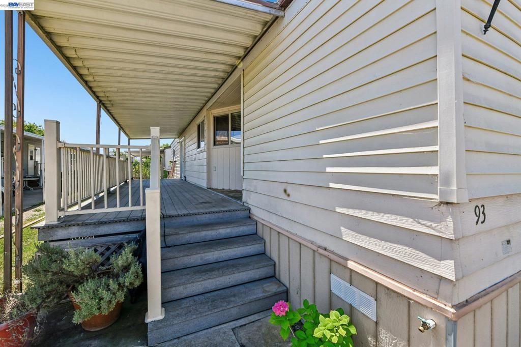 Image 1 of property listing at 820 N Lincoln Way, Galt, CA 95632