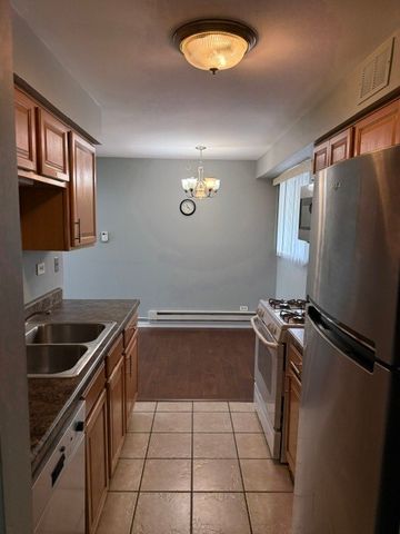 1900 W Knightsbridge Drive 1A, Mount Prospect, IL 60056