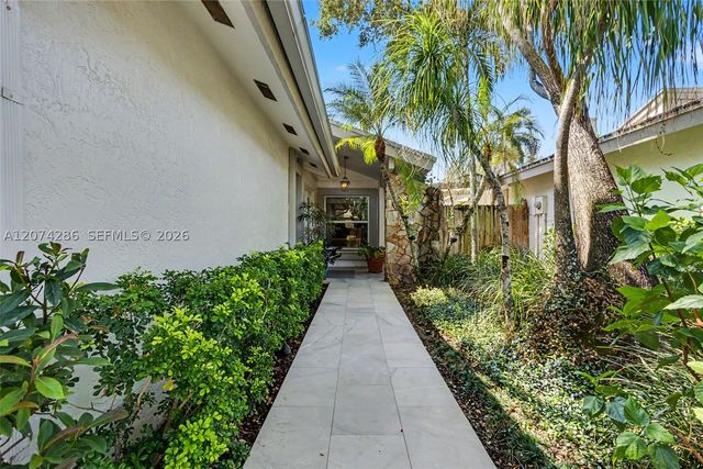 13 Dogwood Rd, Hollywood, FL 33021