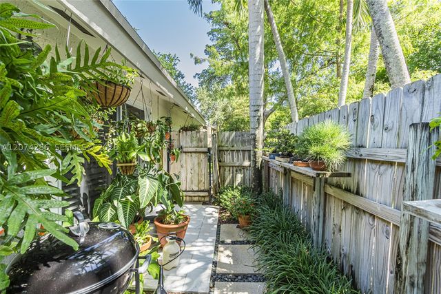 13 Dogwood Rd, Hollywood, FL 33021