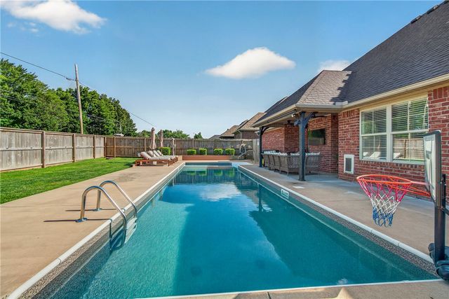 3713 N 2nd Place, Rogers, AR 72756