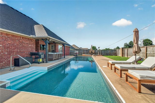 3713 N 2nd Place, Rogers, AR 72756
