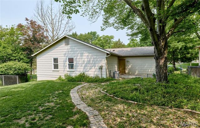 11978 Meadow Grove Court, Maryland Heights, MO 63043