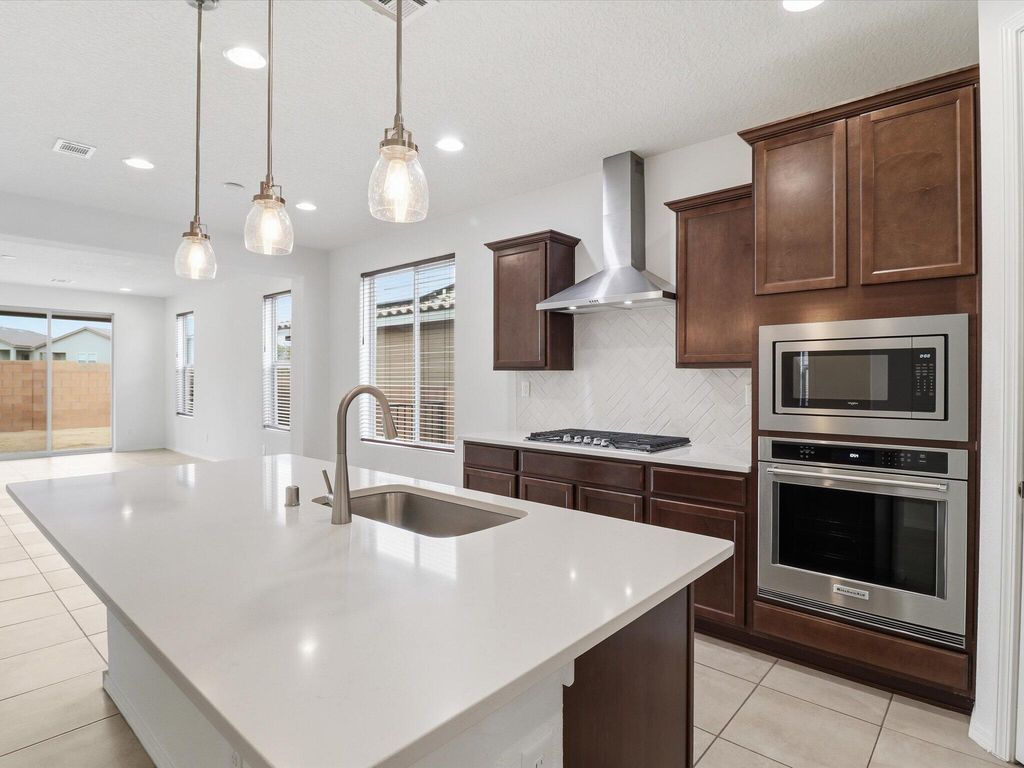 Image 10 of property listing at 1125 Vallecito Loop NW, Los Lunas, NM 87031