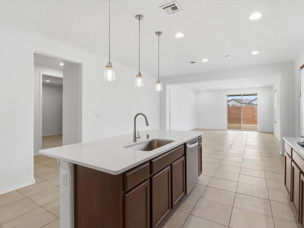 Image 12 of property listing at 1125 Vallecito Loop NW, Los Lunas, NM 87031