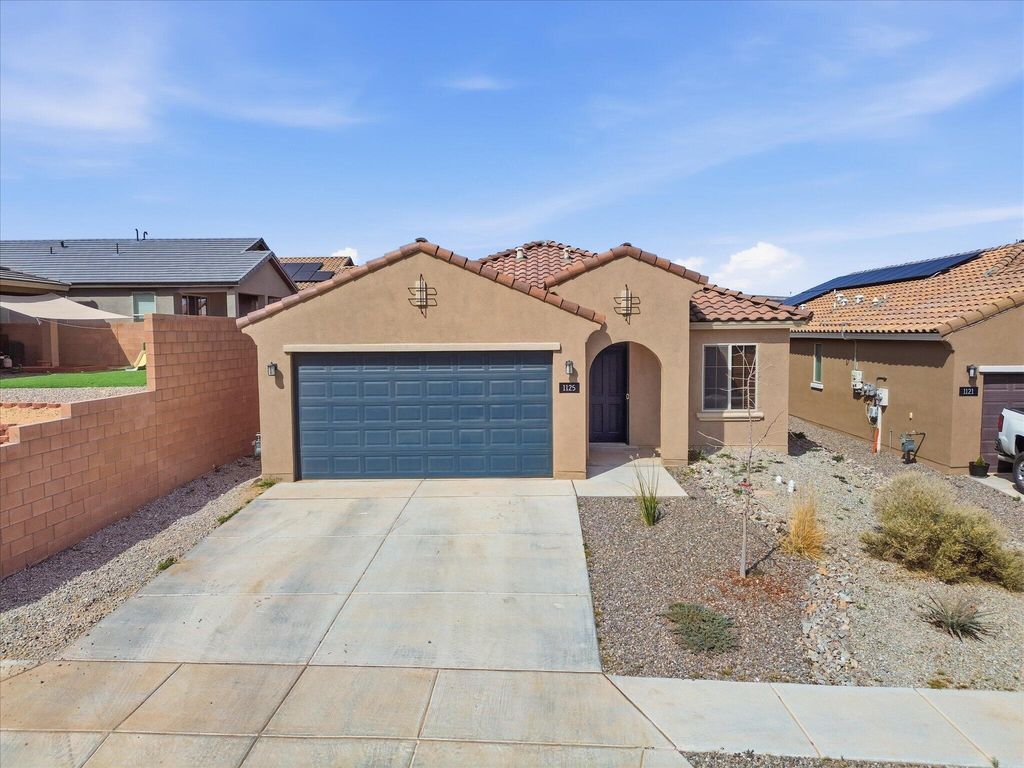 Image 2 of property listing at 1125 Vallecito Loop NW, Los Lunas, NM 87031