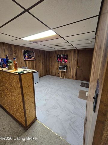 6811 Copra Ln, Louisville, KY 40219