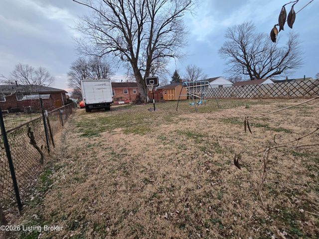 6811 Copra Ln, Louisville, KY 40219