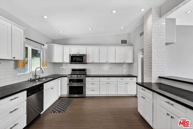 6292 Lubao Avenue, Woodland Hills, CA 91367