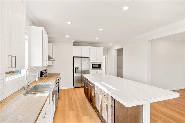 831 Sam Black Road, London, KY 40741