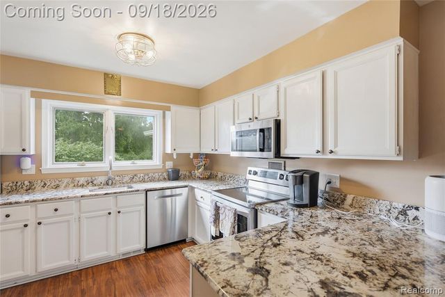 35697 Briar Ridge Lane, Farmington, MI 48335