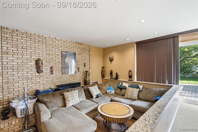 35697 Briar Ridge Lane, Farmington, MI 48335