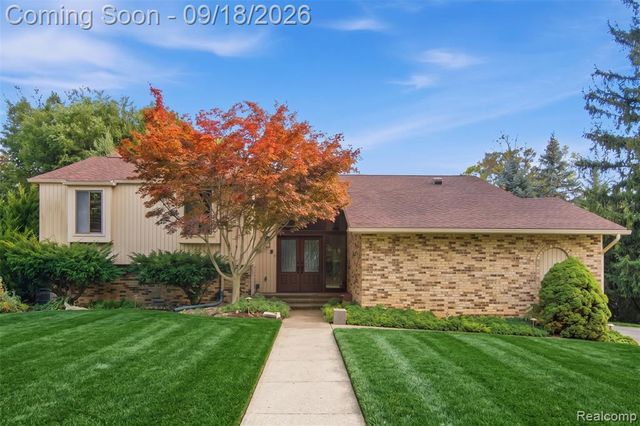 35697 Briar Ridge Lane, Farmington, MI 48335