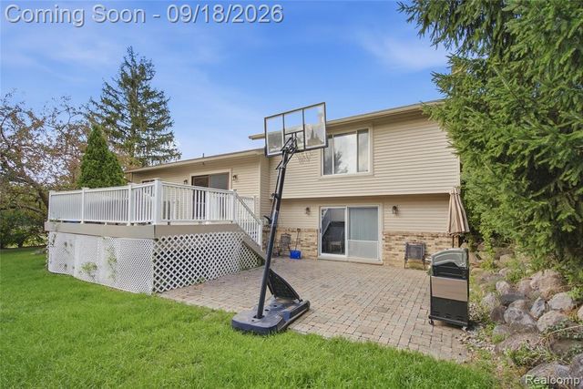 35697 Briar Ridge Lane, Farmington, MI 48335