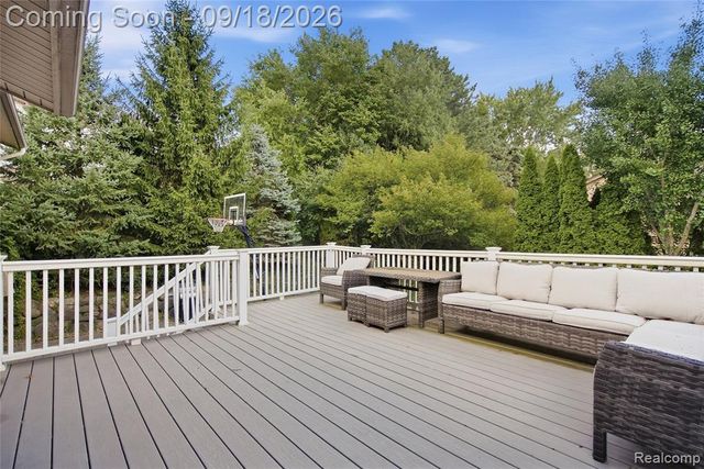 35697 Briar Ridge Lane, Farmington, MI 48335
