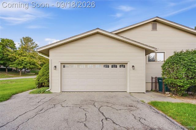35697 Briar Ridge Lane, Farmington, MI 48335